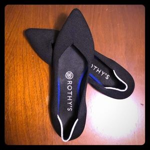 ROTHY’s black solid pointed toe flat